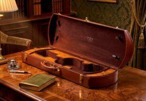 L’Assoluto violin case open on a desk