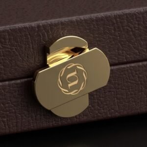 negri-bow1-clasp-open Spona s monogramem koženého pouzdra na smyčec, uvolněná