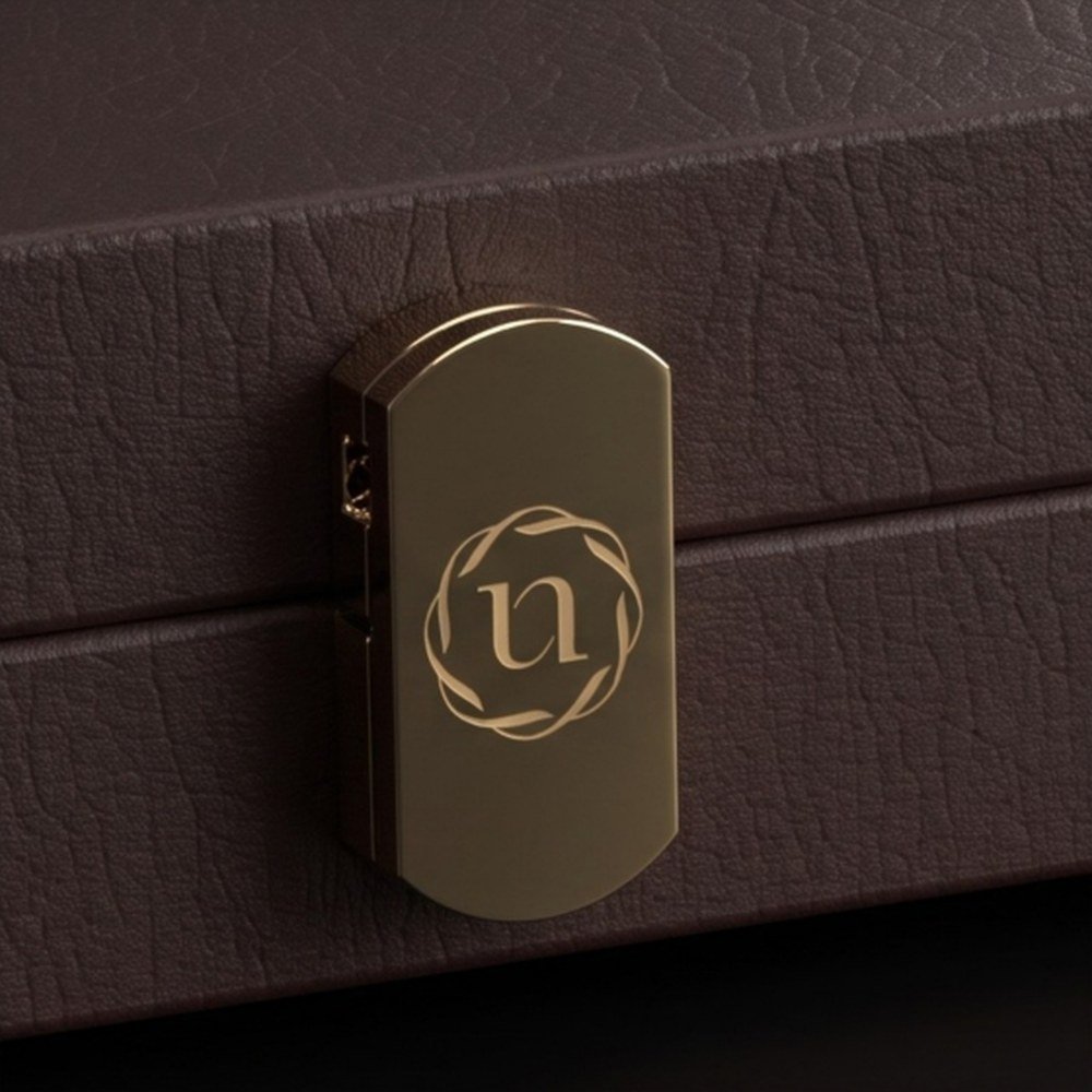 negri-bow1-clasp Spona s monogramem koženého pouzdra na smyčec, zajištěná